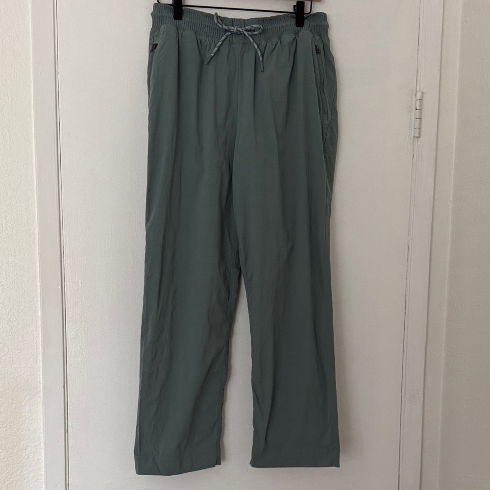 Athleta Cropped Trekkie Pants